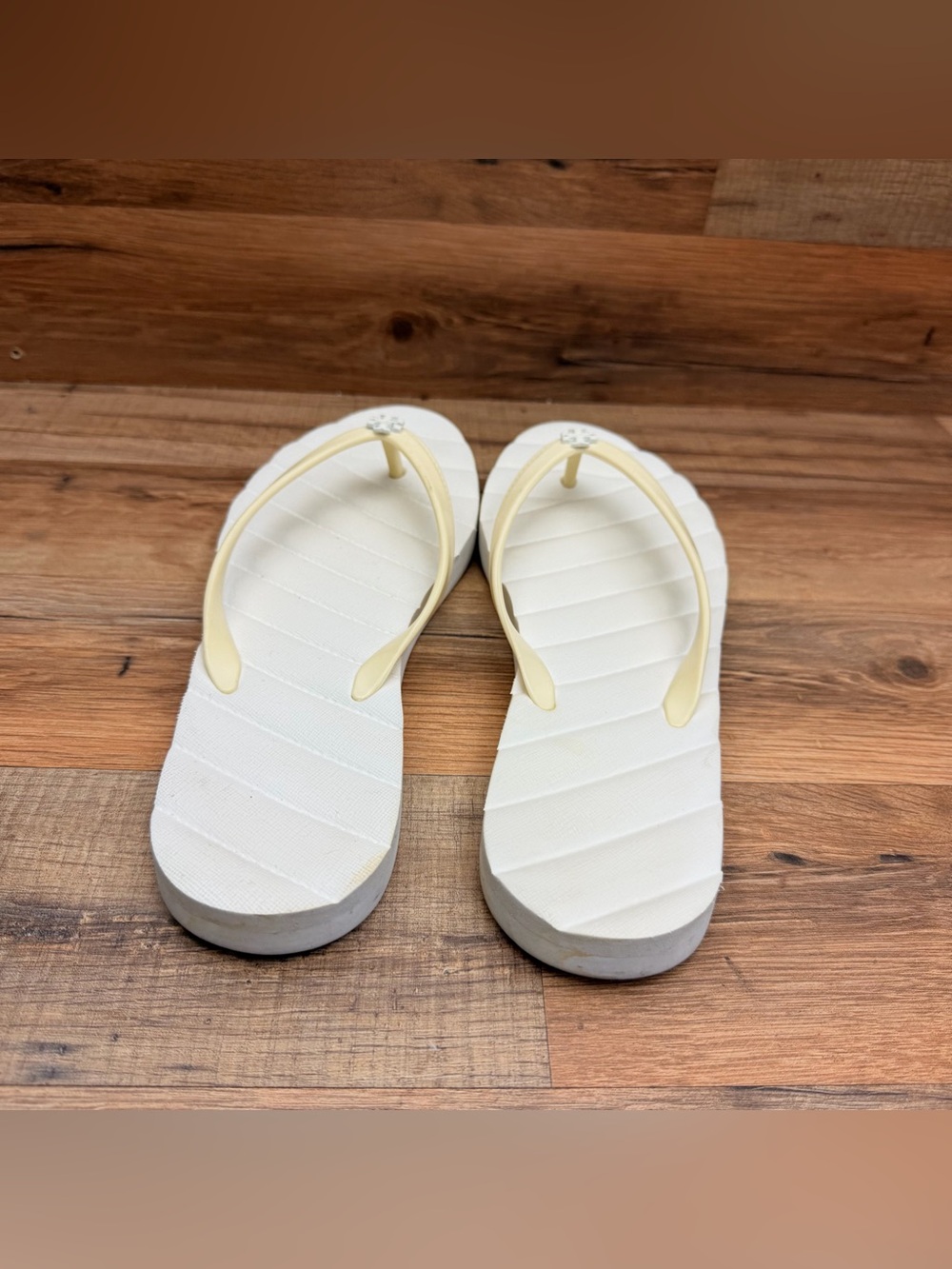 Tory Burch size 9 White and Cream Simple Flip Flop Sandals - Picture 4 of 7
